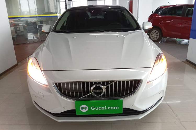 Used Volvo V40 2019 T3 Smart Luxury Edition Front