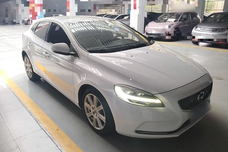 Used Volvo V40 2019 T3 Smart Luxury Edition Front Right 45 Deg