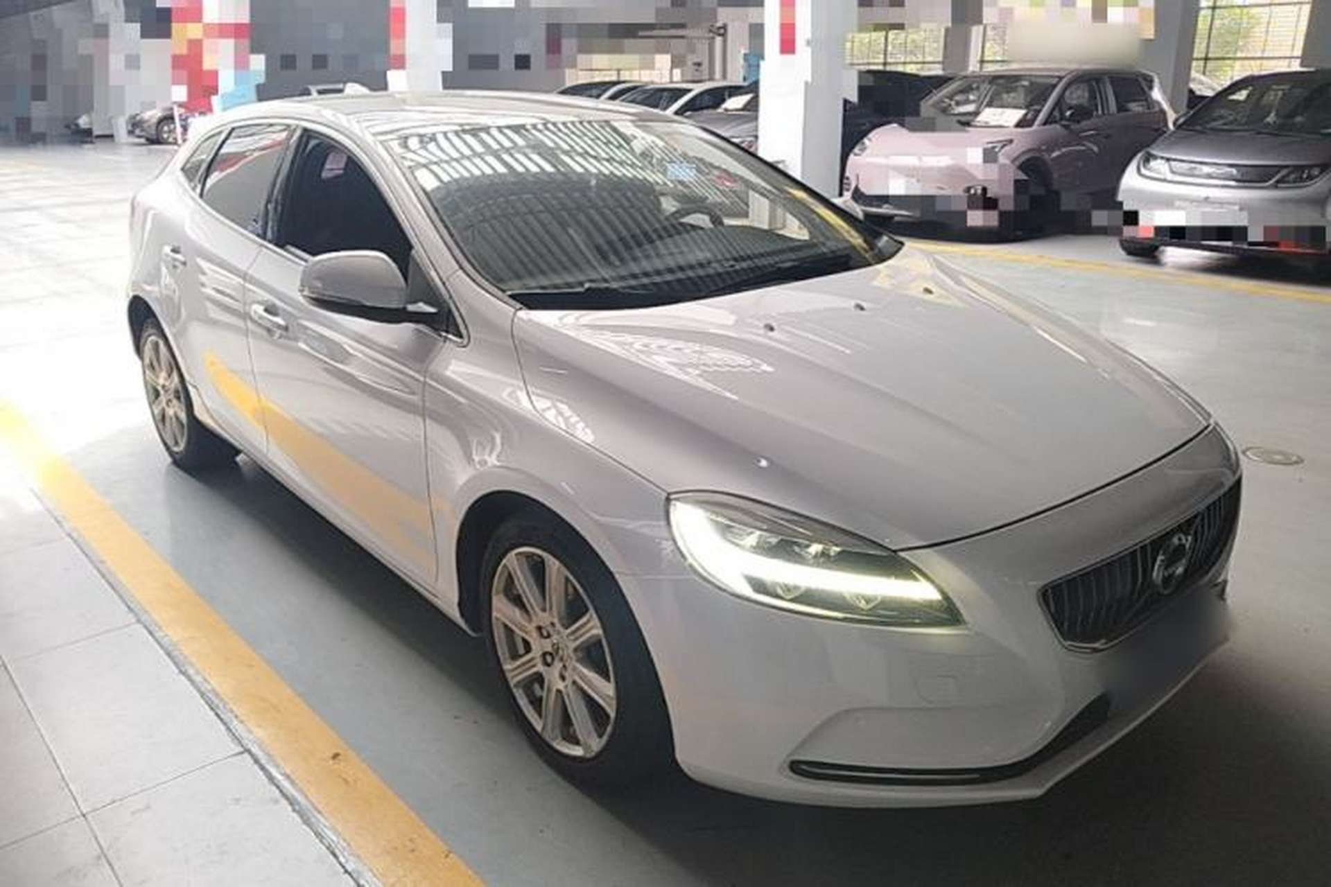 Used Volvo V40 2019 T3 Smart Luxury Edition Front Right 45 Deg