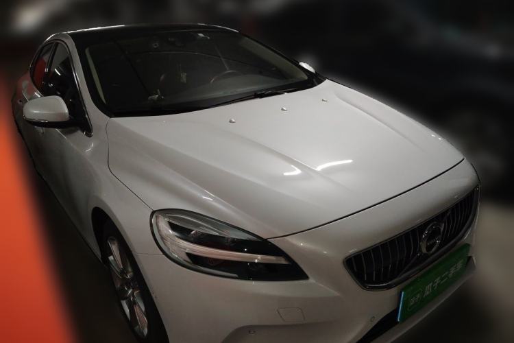 Used Volvo V40 2019 T3 Smart Luxury Edition Front Right 45 Deg