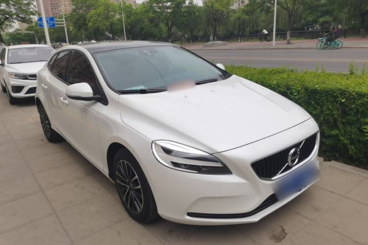 Used Volvo V40 2019 T3 Zhiyi Edition Front Right 45 Deg