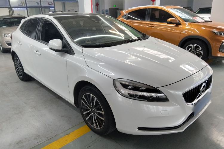 Used Volvo V40 2019 T3 Zhiyi Edition Front Right 45 Deg