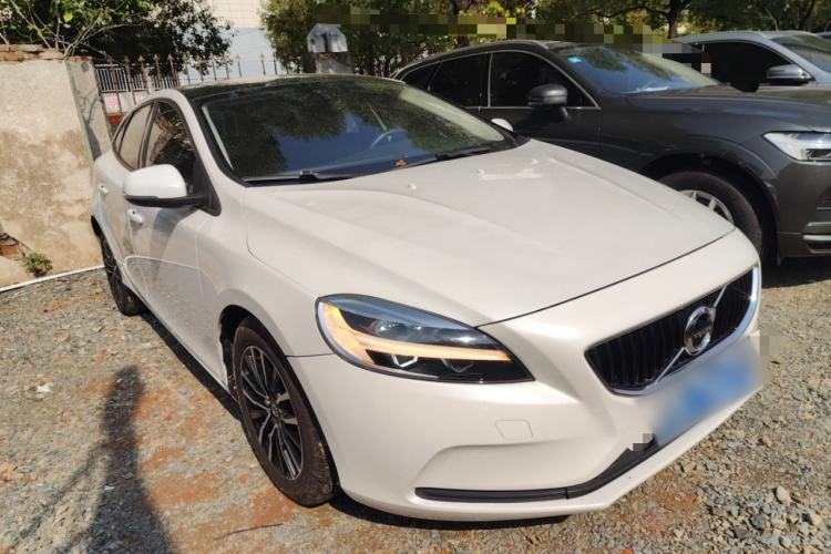 Used Volvo V40 2019 T3 Zhiyi Edition Front Right 45 Deg