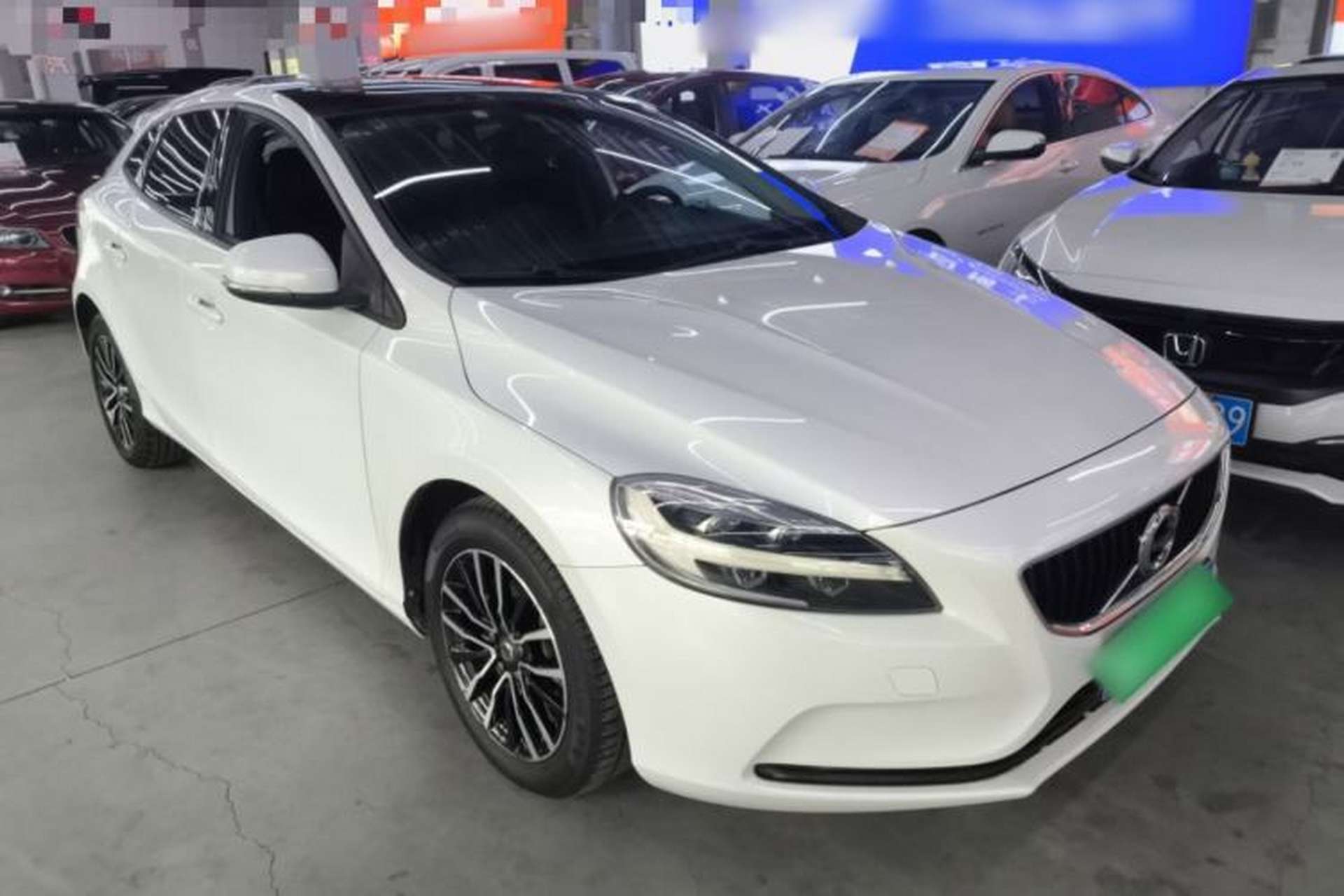 Used Volvo V40 2019 T3 Zhiyi Edition Front Right 45 Deg