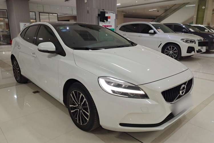 Used Volvo V40 2019 T3 Zhiyi Edition Front Right 45 Deg