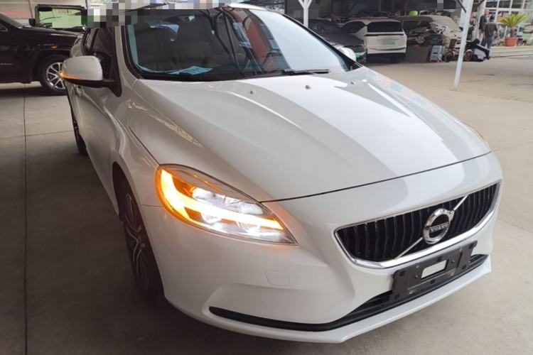 Used Volvo V40 2019 T3 Zhiyi Edition Front Right 45 Deg