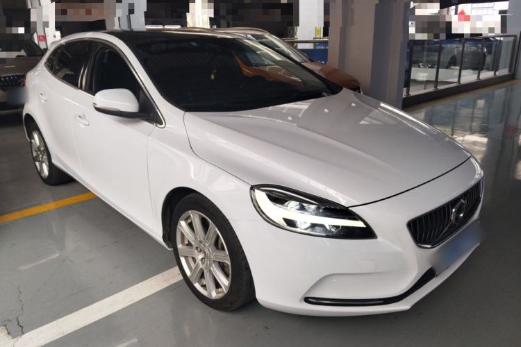Used Volvo V40 2019 T3 Smart Luxury Edition Front Right 45 Deg