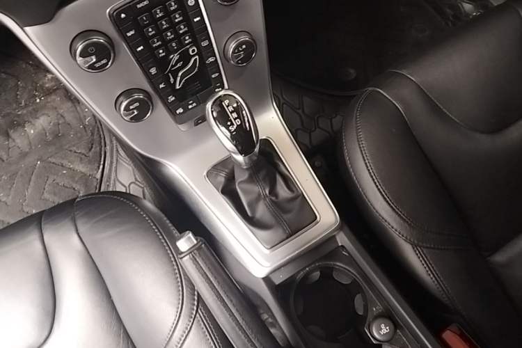 Used Volvo V40 2019 T3 Smart Luxury Edition Gear Lever
