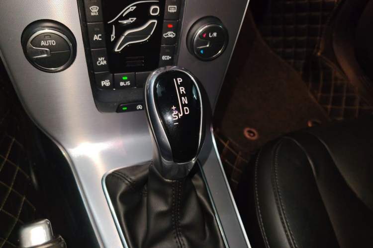 Used Volvo V40 2019 T3 Smart Luxury Edition Gear Lever