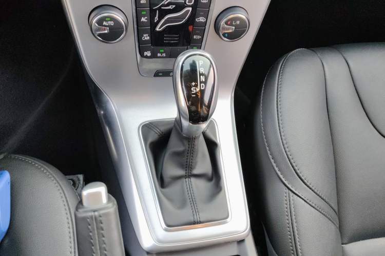 Used Volvo V40 2019 T3 Smart Luxury Edition Gear Lever