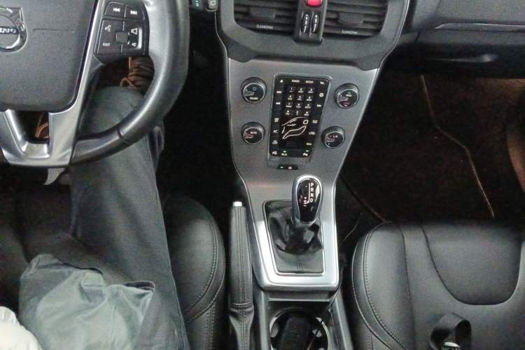 Used Volvo V40 2019 T3 Smart Luxury Edition Gear Lever