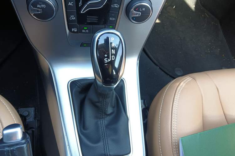 Used Volvo V40 2019 T3 Smart Luxury Edition Gear Lever