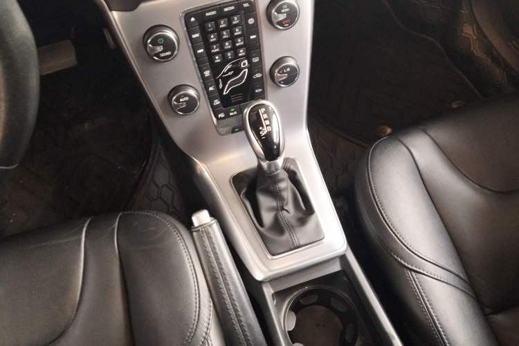 Used Volvo V40 2019 T3 Smart Luxury Edition Gear Lever