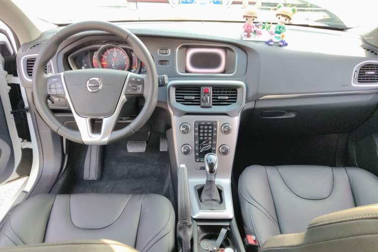 Used Volvo V40 2019 T3 Smart Luxury Edition Interior 2