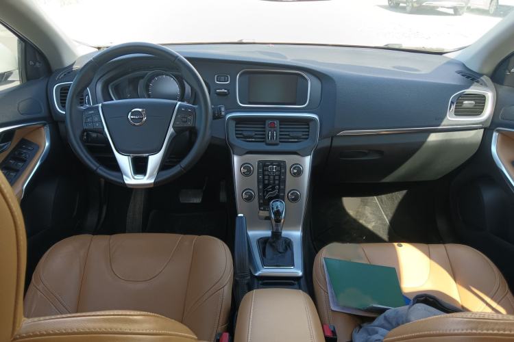 Used Volvo V40 2019 T3 Smart Luxury Edition Interior 2