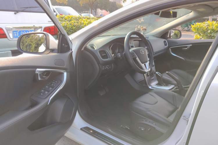 Used Volvo V40 2019 T3 Smart Luxury Edition Interior 3