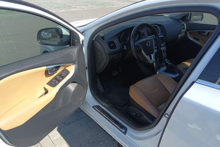 Used Volvo V40 2019 T3 Smart Luxury Edition Interior 3