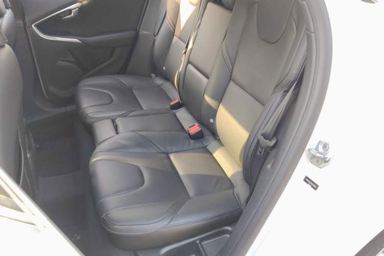Used Volvo V40 2019 T3 Smart Luxury Edition Interior 4