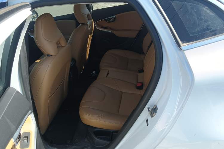 Used Volvo V40 2019 T3 Smart Luxury Edition Interior 4