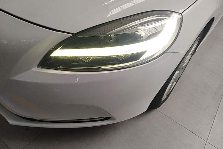 Used Volvo V40 2019 T3 Smart Luxury Edition Left Front Headlight
