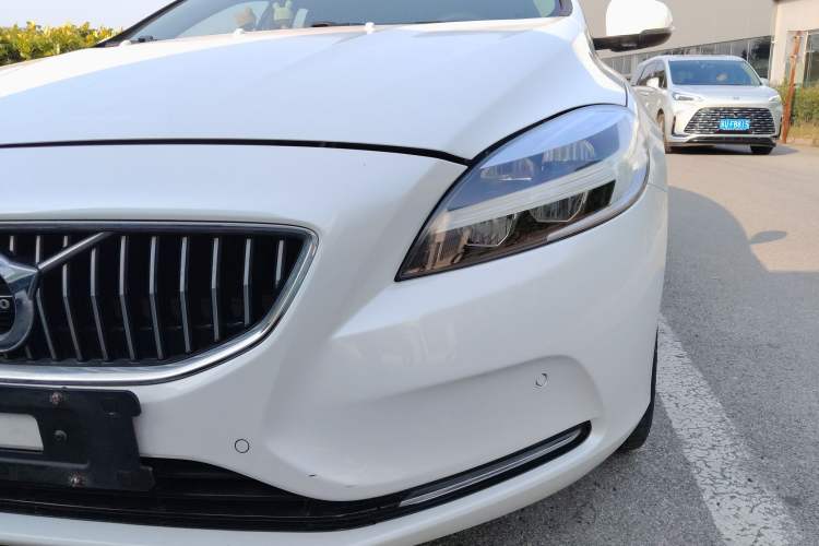 Used Volvo V40 2019 T3 Smart Luxury Edition Left Front Headlight