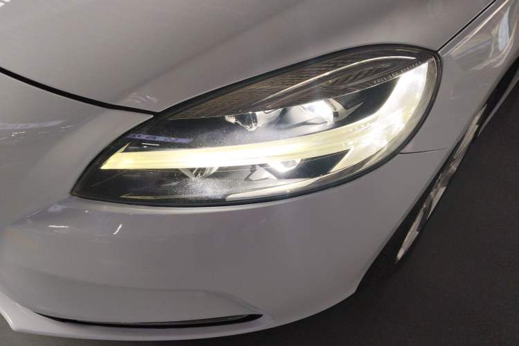 Used Volvo V40 2019 T3 Smart Luxury Edition Left Front Headlight