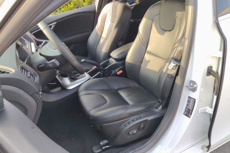 Used Volvo V40 2019 T3 Smart Luxury Edition Left Front Seat