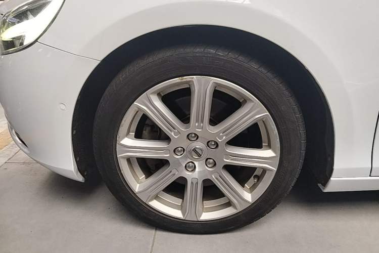 Used Volvo V40 2019 T3 Smart Luxury Edition Left Front Wheel Hub