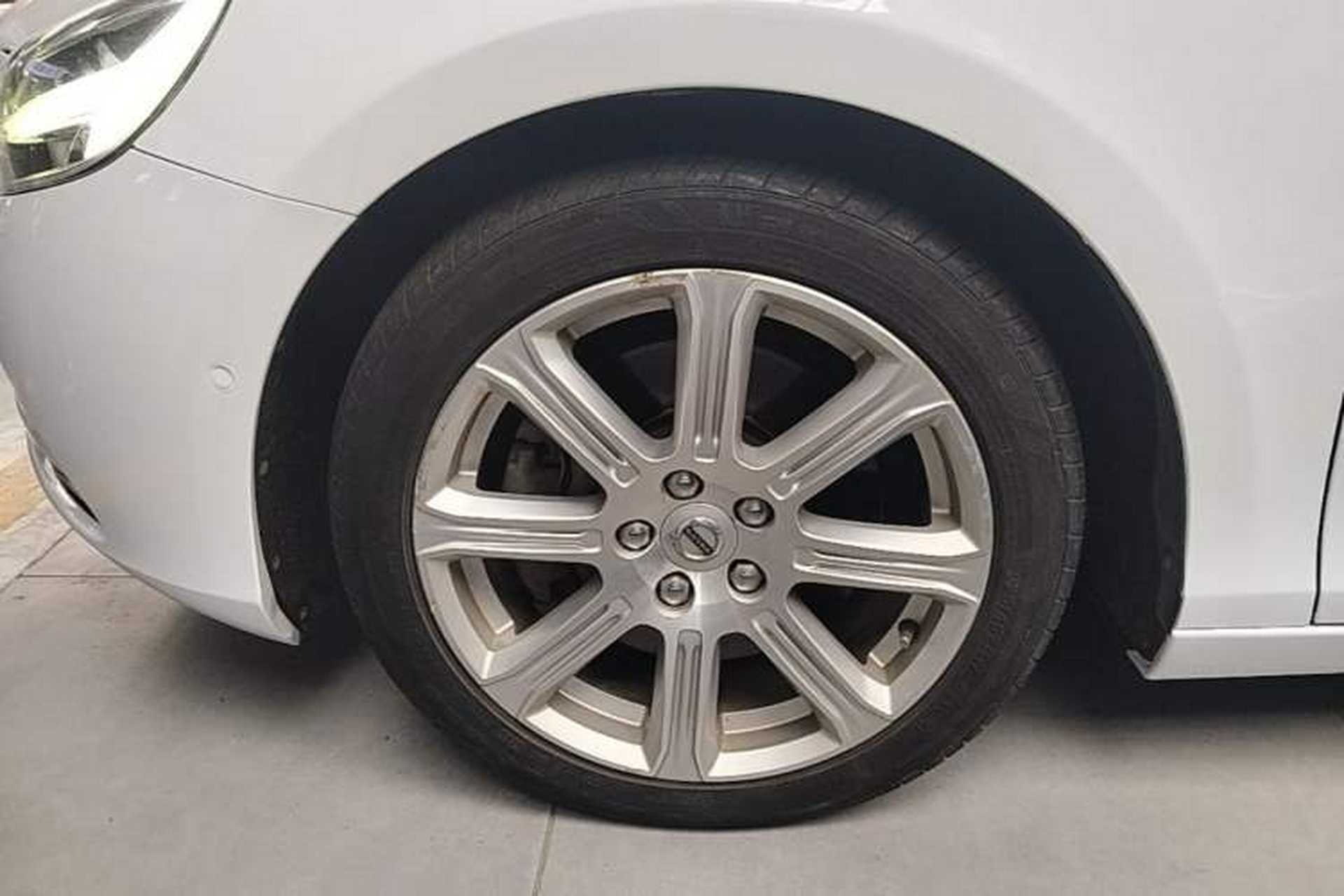 Used Volvo V40 2019 T3 Smart Luxury Edition Left Front Wheel Hub