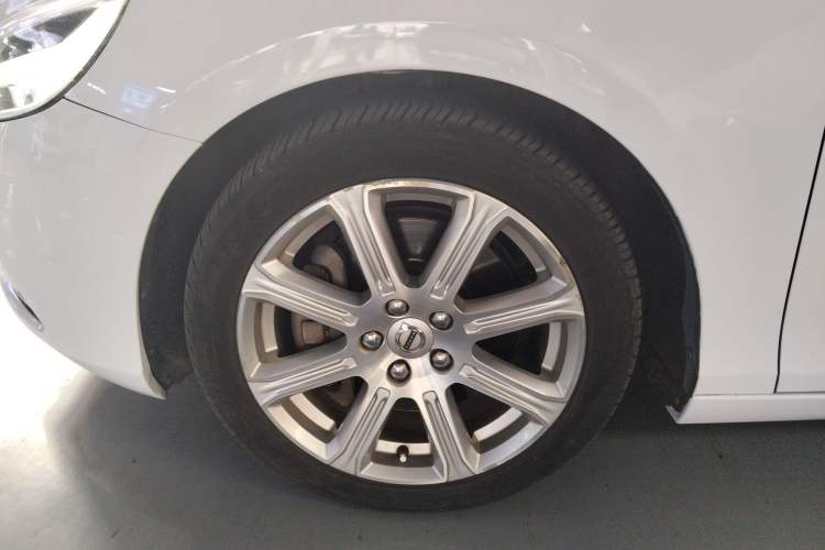 Used Volvo V40 2019 T3 Smart Luxury Edition Left Front Wheel Hub