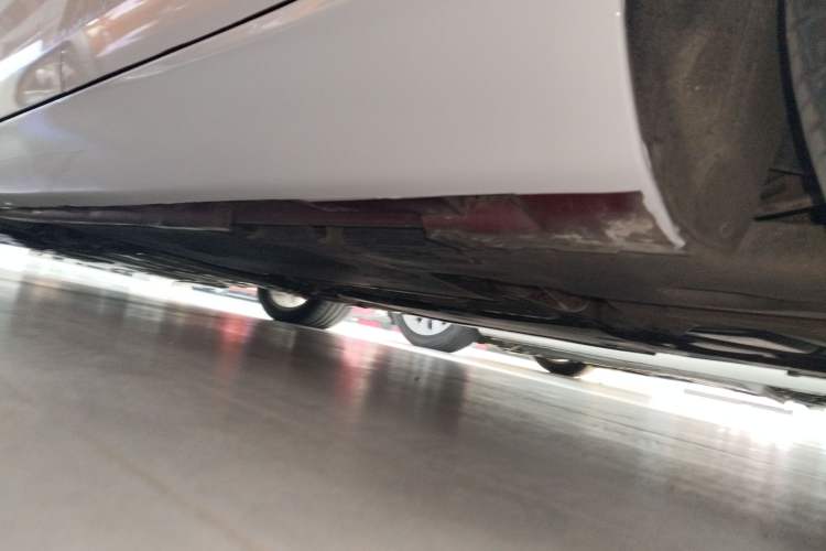 Used Volvo V40 2019 T3 Smart Luxury Edition Left Side Sill
