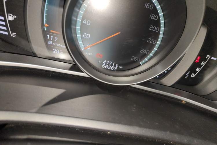 Used Volvo V40 2019 T3 Zhiyi Edition Odometer Close Up