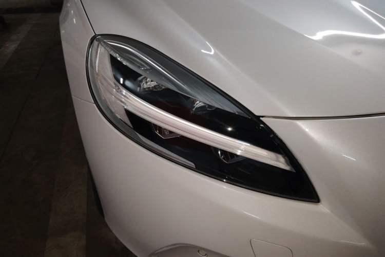 Used Volvo V40 2019 T3 Smart Luxury Edition Right Front Headlight