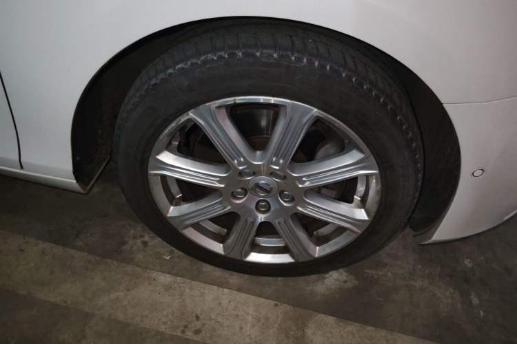 Used Volvo V40 2019 T3 Smart Luxury Edition Right Front Wheel Hub