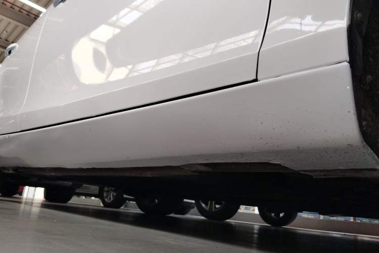 Used Volvo V40 2019 T3 Smart Luxury Edition Right Side Sill