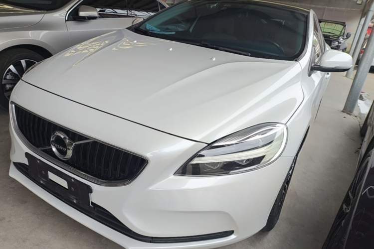 Used Volvo V40 2019 T3 Zhiyi Edition Guazi used car, China used car export, Used car for sale, Used cars, Cheapest cars for sale