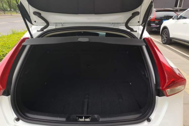 Used Volvo V40 2019 T3 Zhiyi Edition Trunk