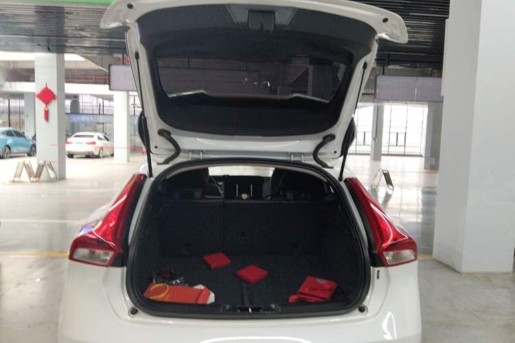 Used Volvo V40 2019 T3 Zhiyi Edition Trunk