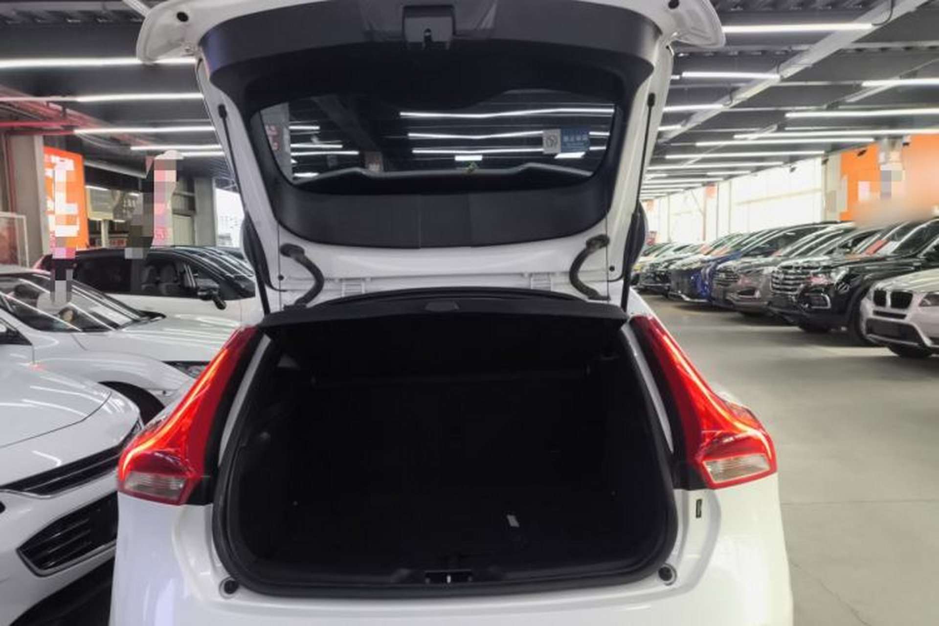 Used Volvo V40 2019 T3 Zhiyi Edition Trunk