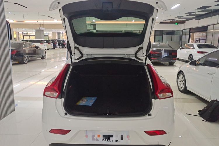 Used Volvo V40 2019 T3 Zhiyi Edition Trunk