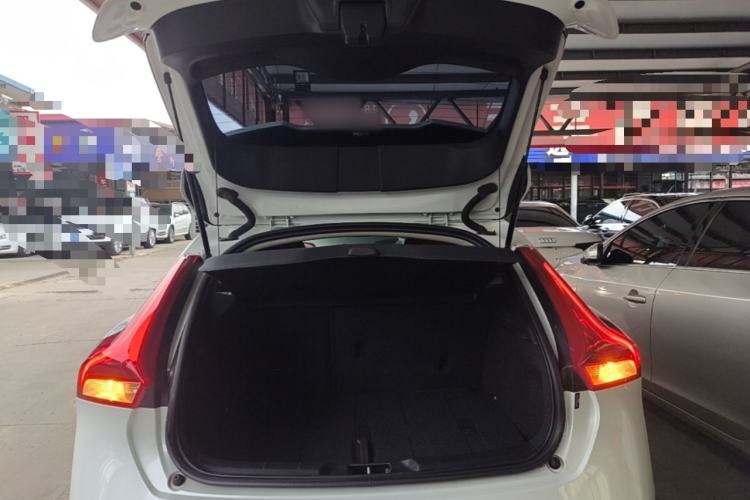 Used Volvo V40 2019 T3 Zhiyi Edition Trunk