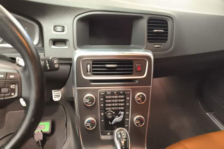 Used Volvo V60 2015 T5 Zhiya Edition Audio And AC Panel
