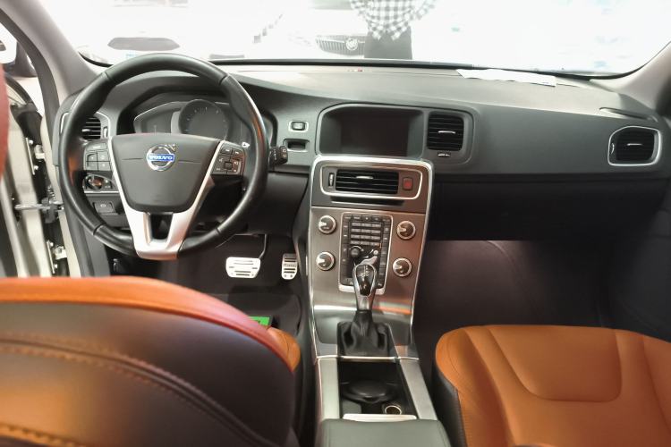 Used Volvo V60 2015 T5 Zhiya Edition Center Console