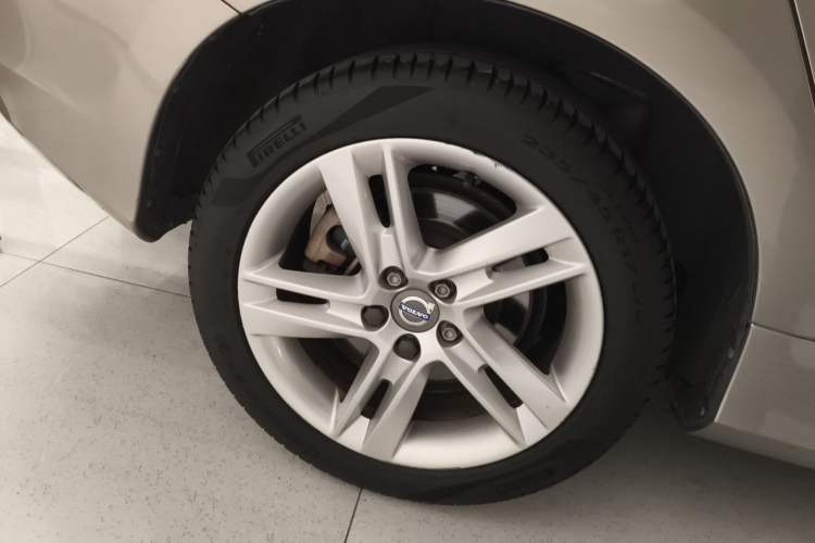 Used Volvo V60 2015 T5 Zhiya Edition Right Rear Wheel Hub