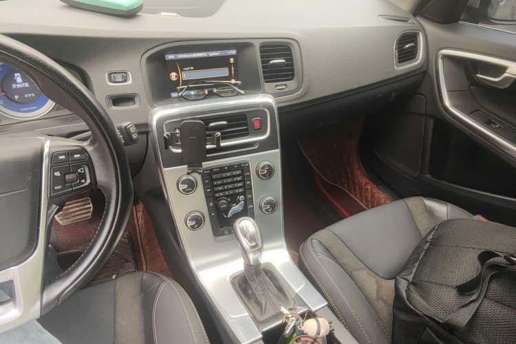 Used Volvo V60 2012 T6 AWD Personalized Sport Edition Audio And AC Panel