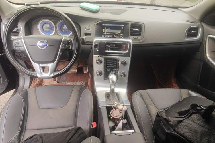 Used Volvo V60 2012 T6 AWD Personalized Sport Edition Center Console