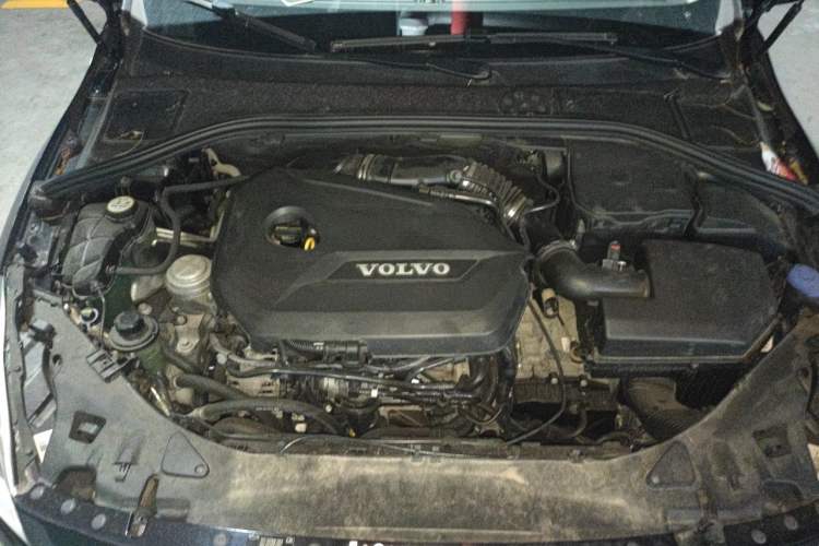 Used Volvo V60  Engine Bay