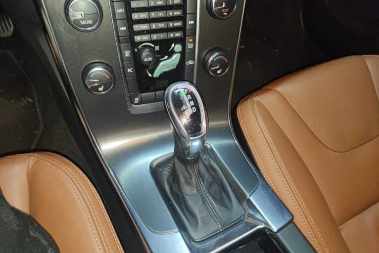 Used Volvo V60  Gear Lever