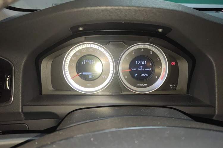 Used Volvo V60  Odometer Close Up