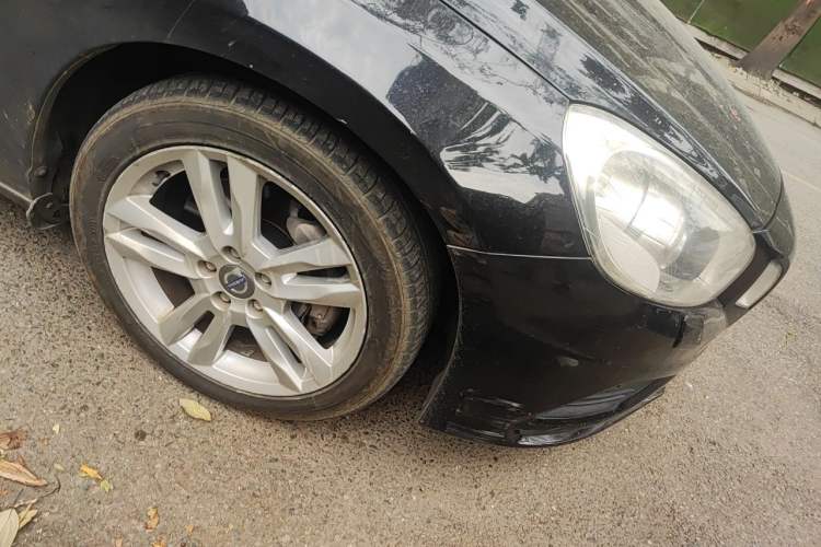 Used Volvo V60 2012 T6 AWD Personalized Sport Edition Right Front Wheel Hub